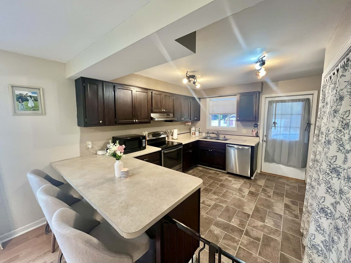 511 E Herrin Street Property Photo 9