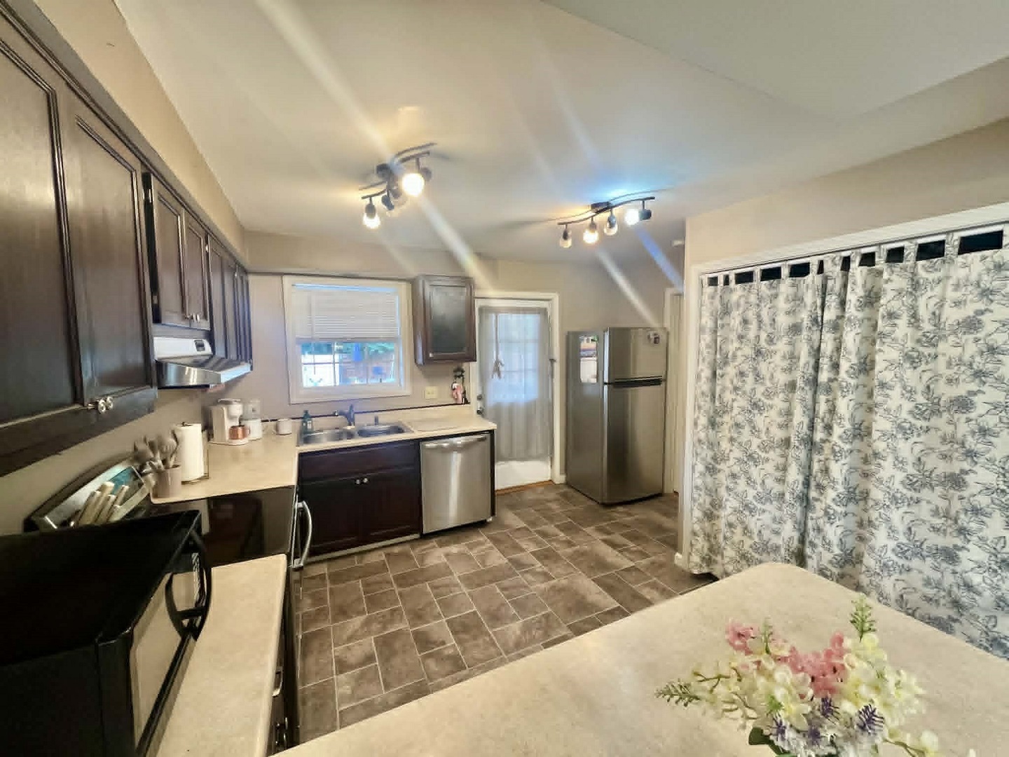 511 E Herrin Street Property Photo 10