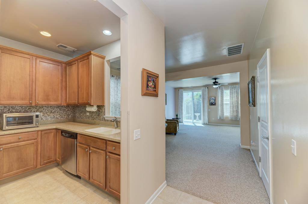 2886 Edgewater Drive Property Photo 4