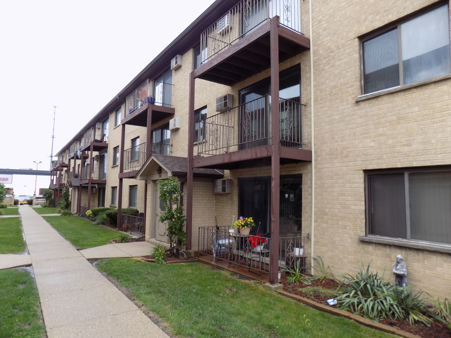7214 W Wrightwood Avenue 2s Property Photo 1