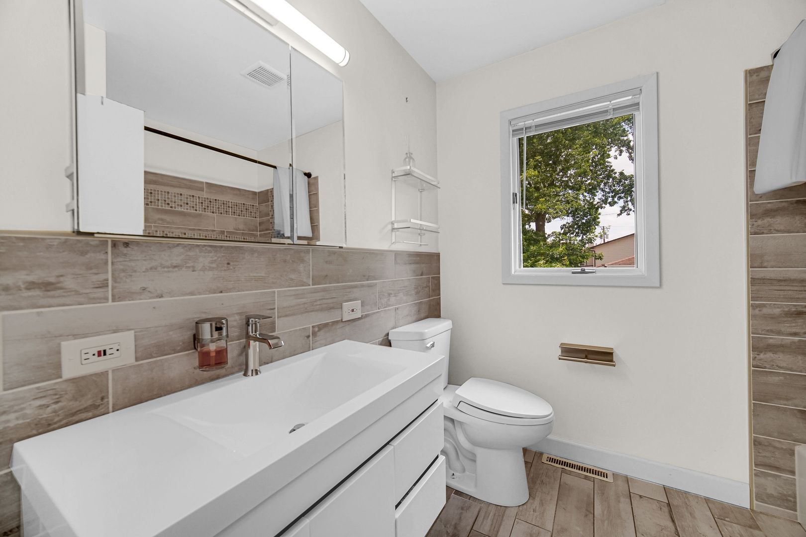3501 Sarah Street Property Photo 8