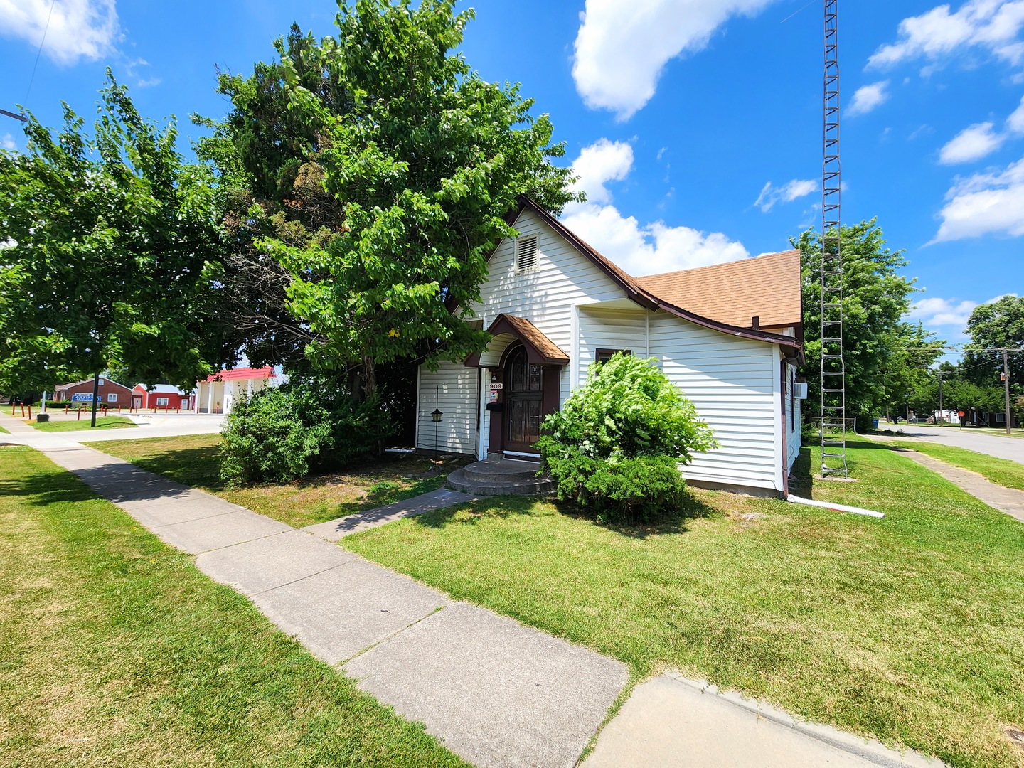 909 E Main Street Property Photo 1