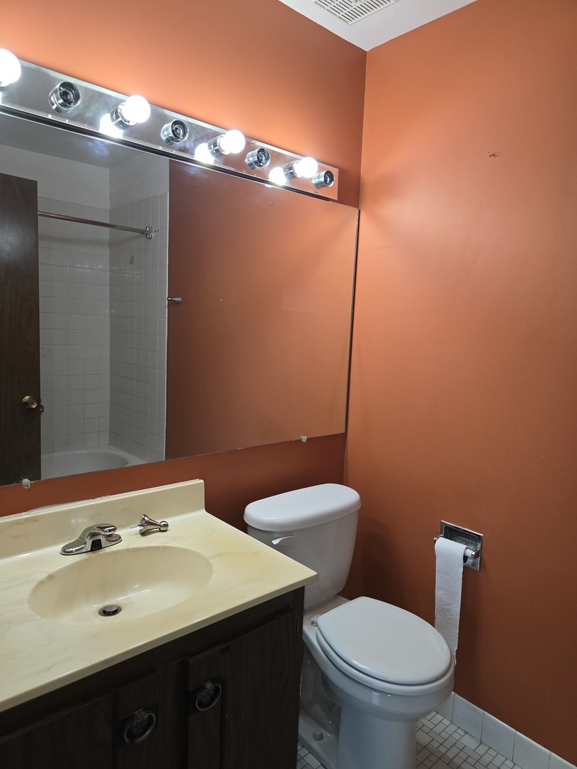 7 E Carriageway Drive 214 Property Photo 16