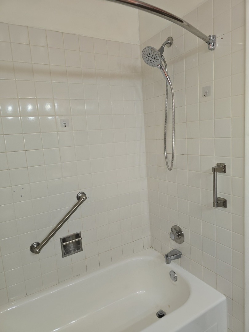 7 E Carriageway Drive 214 Property Photo 18