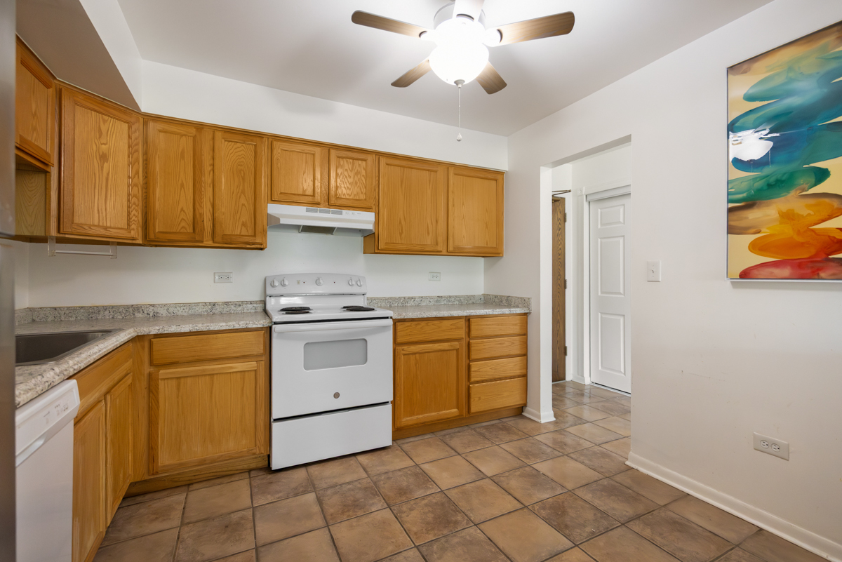 2214 S Goebbert Road 178 Property Photo 13