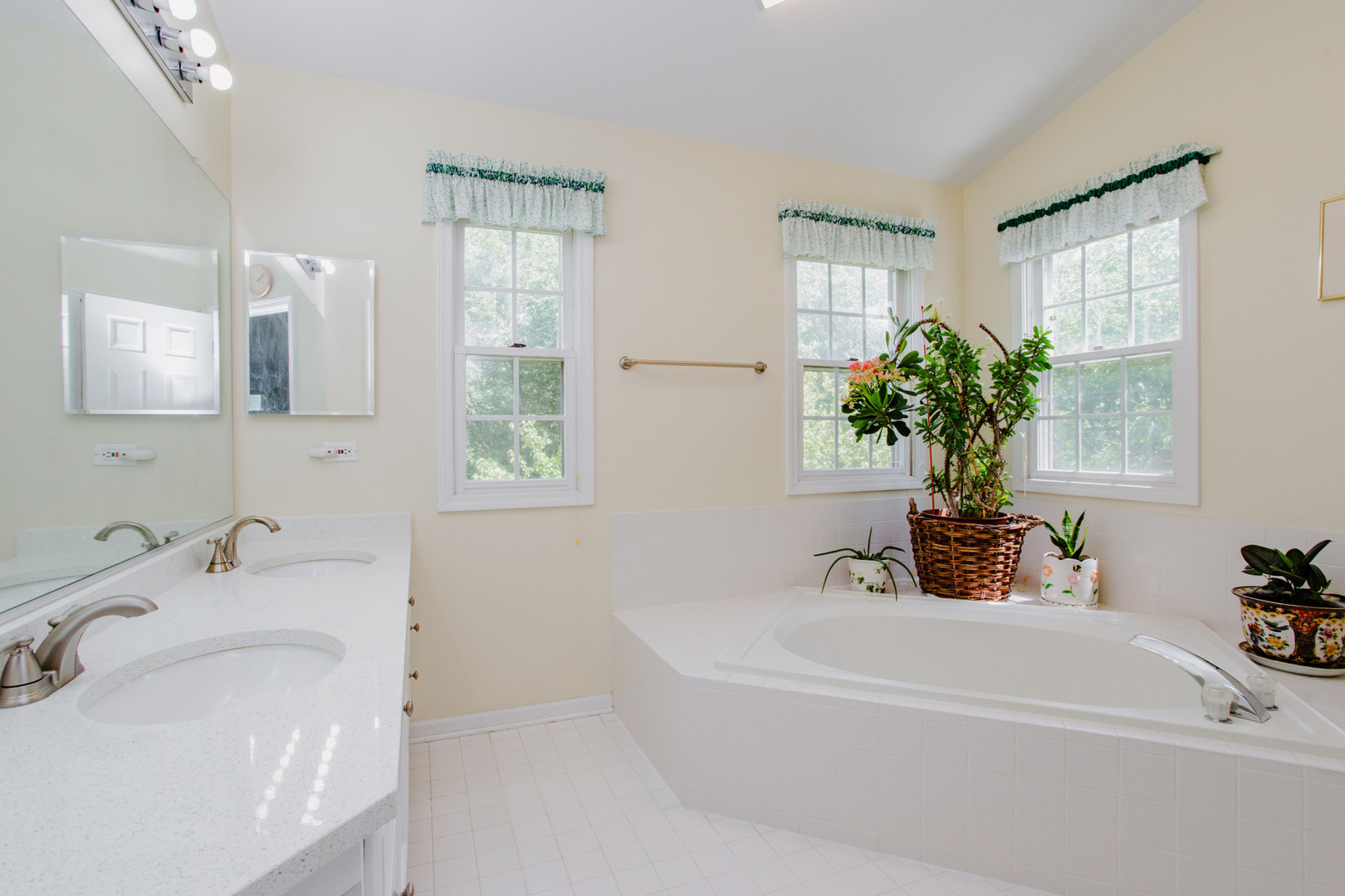 1438 Della Drive Property Photo 22