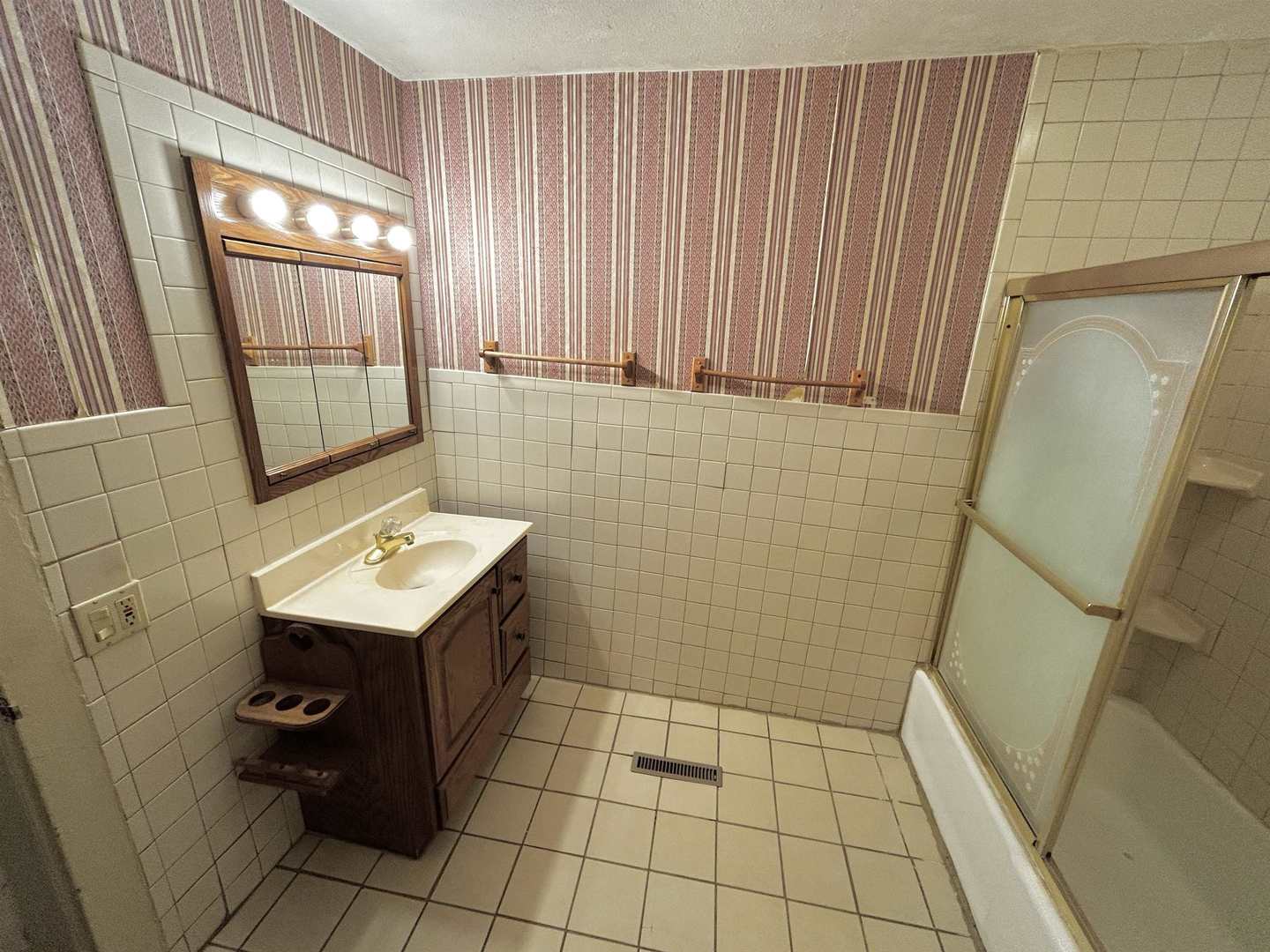 126 E 6th Street Property Photo 9