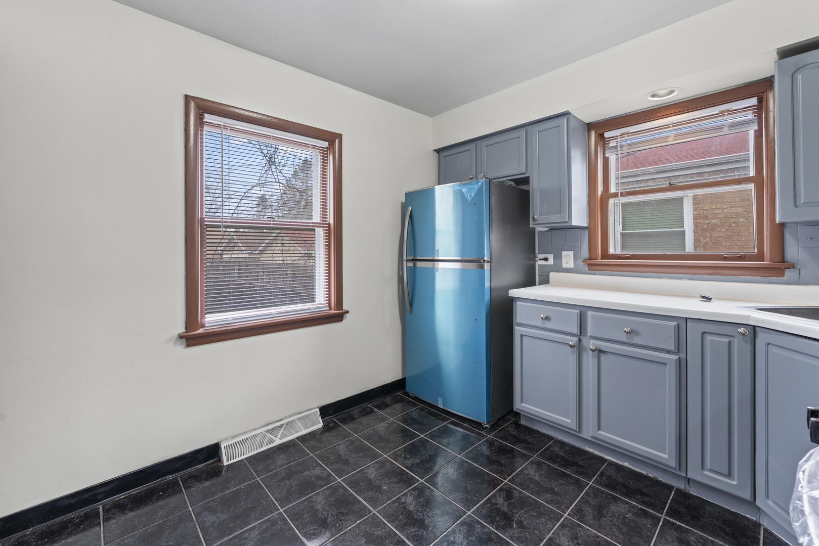 13904 S Tracy Avenue Property Photo 9