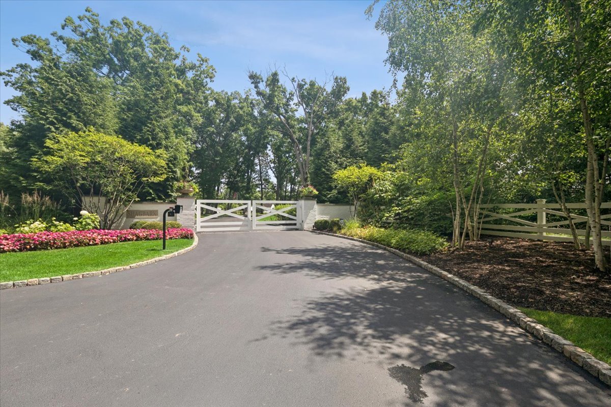 25185 Shagbark Road Property Photo 3