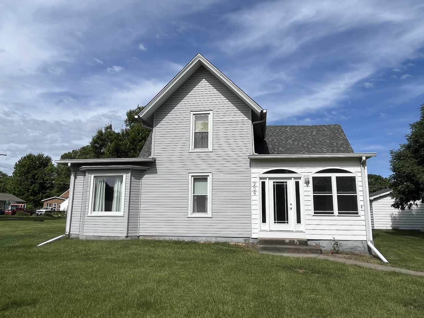 209 N School Street Property Photo 1