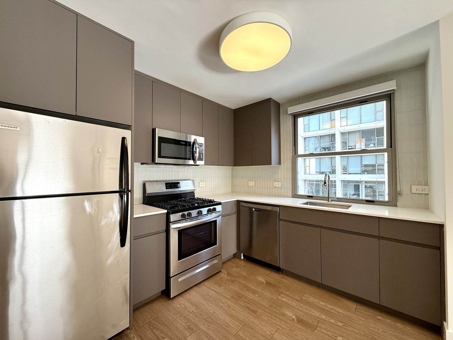 420 W Belmont Avenue 8e Property Photo 3