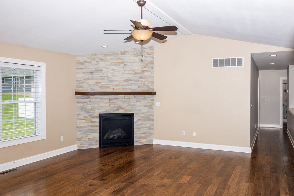 2303 Slade Lane Property Photo 8