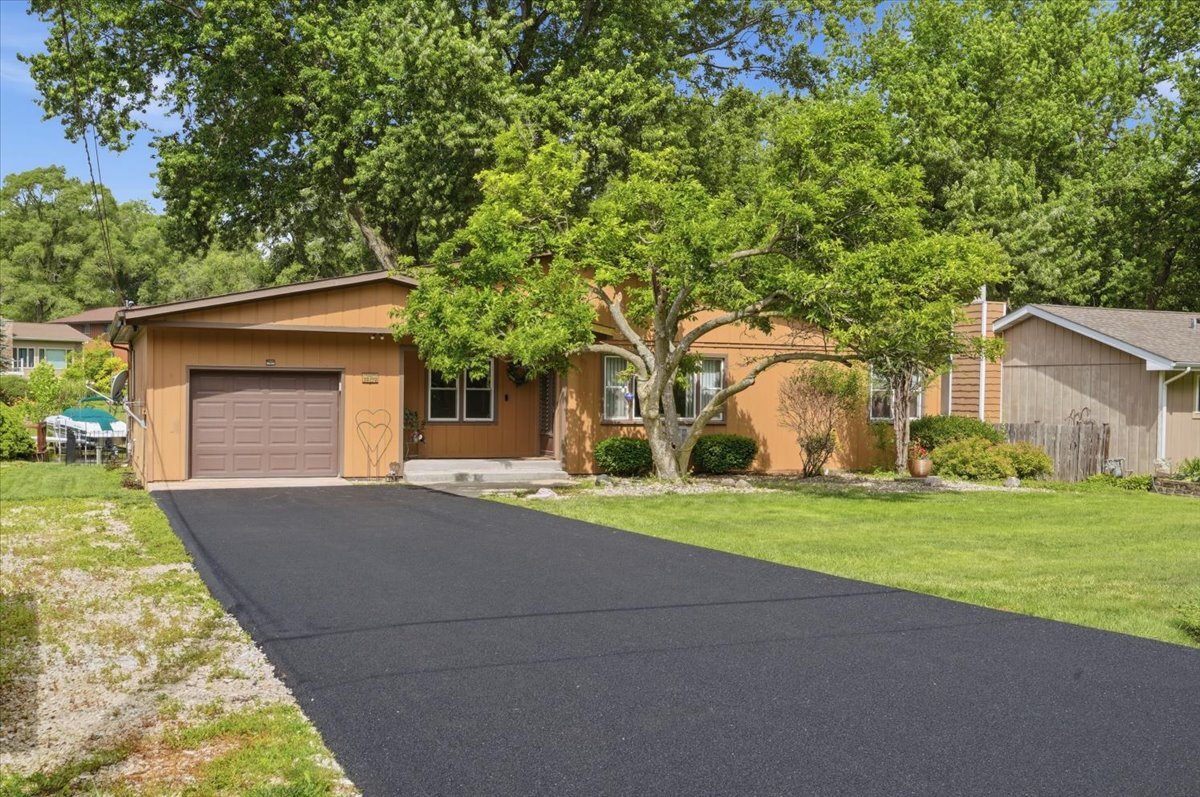 39576 N Petite Pass Property Photo 3