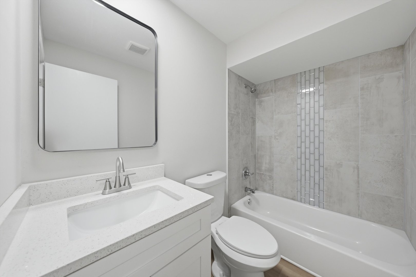 19409 Oakwood Avenue E Property Photo 10