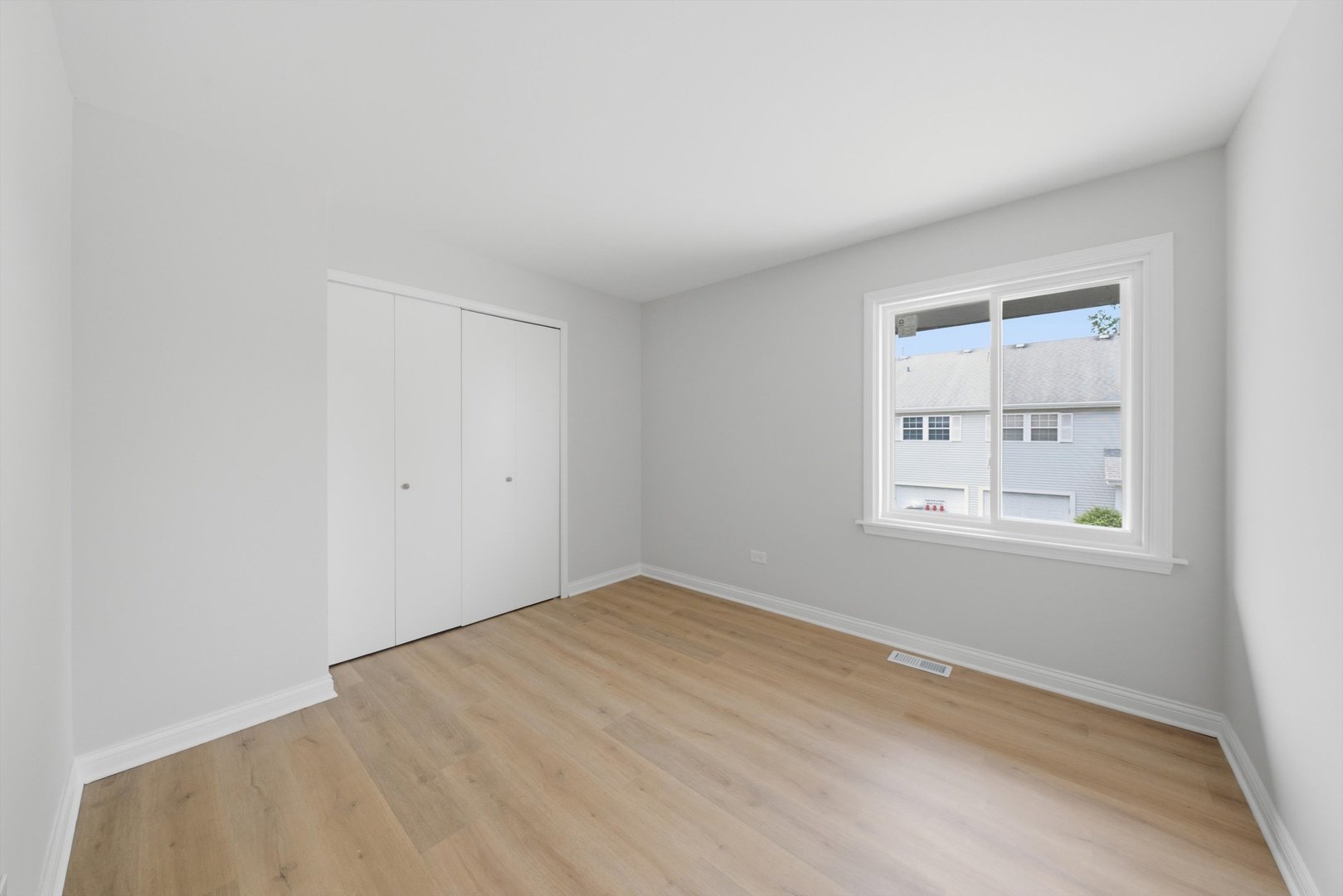 19409 Oakwood Avenue E Property Photo 16