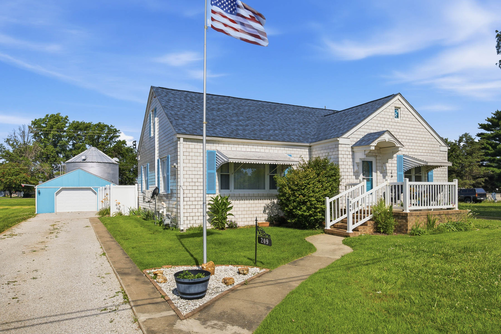 209 S Broadway Property Photo 3