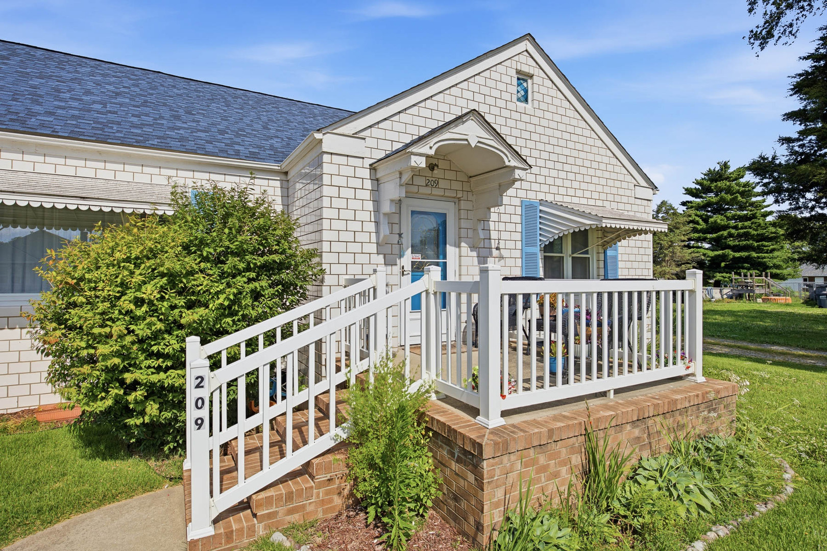 209 S Broadway Property Photo 4