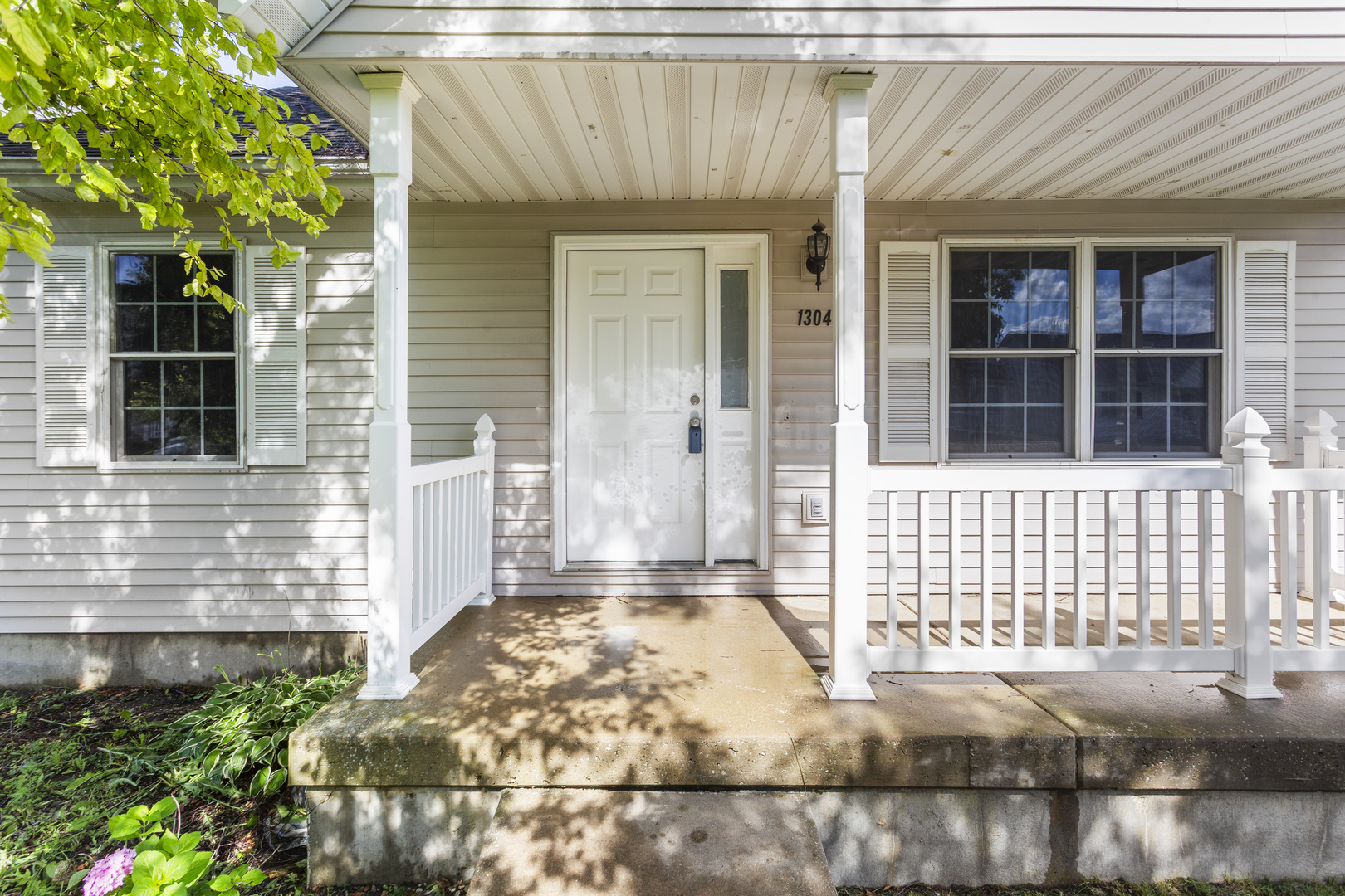 1304 S Abercorn Property Photo 3