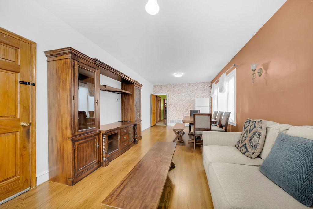 5741 S Sawyer Avenue Property Photo 3