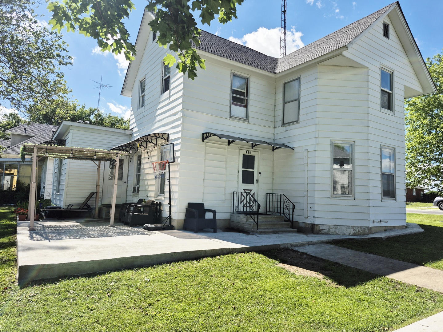 222 N Maple Street Property Photo 1
