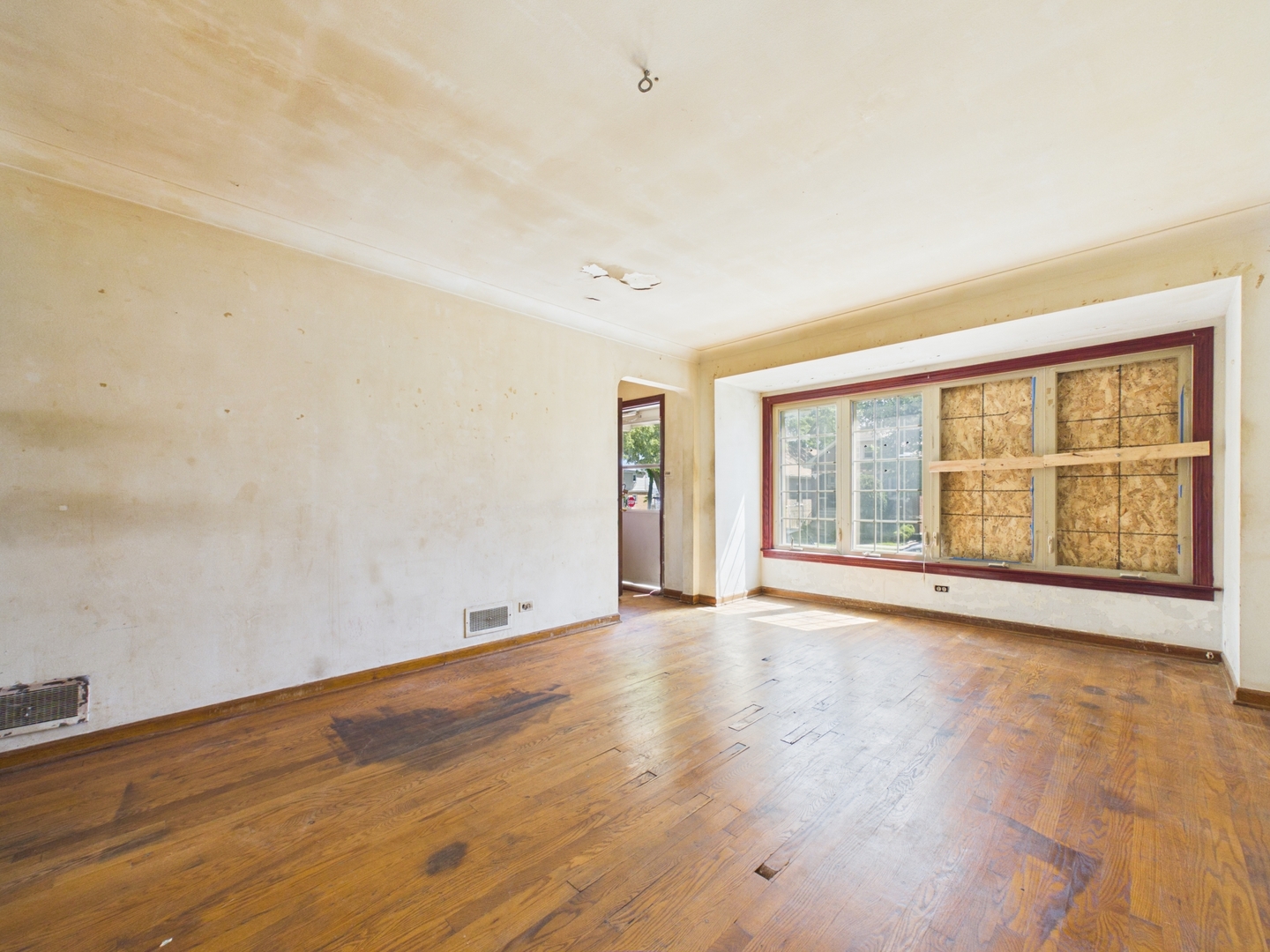 5208 S Long Avenue Property Photo 3