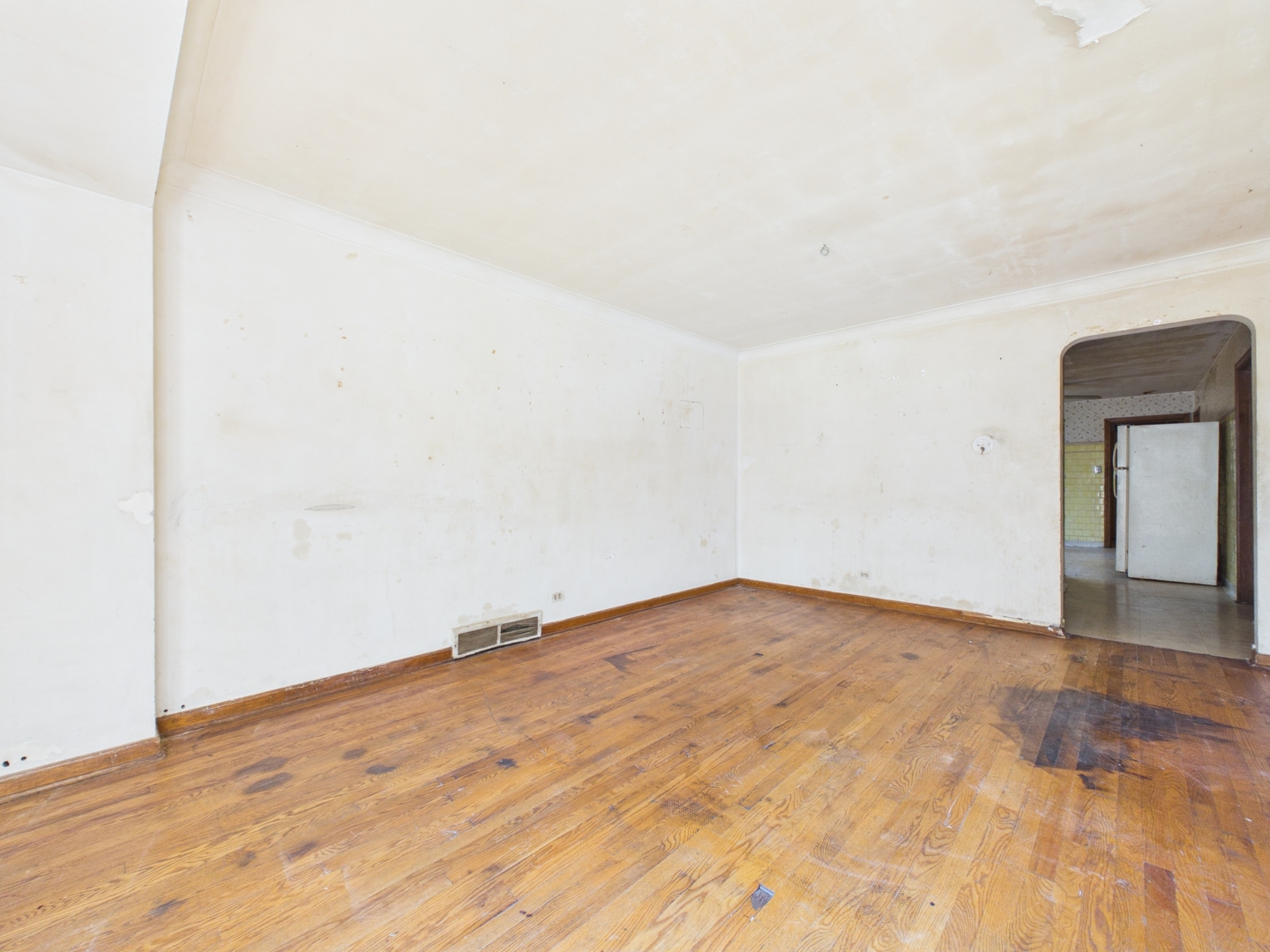 5208 S Long Avenue Property Photo 4