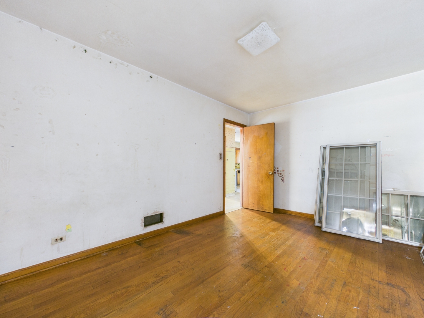 5208 S Long Avenue Property Photo 6