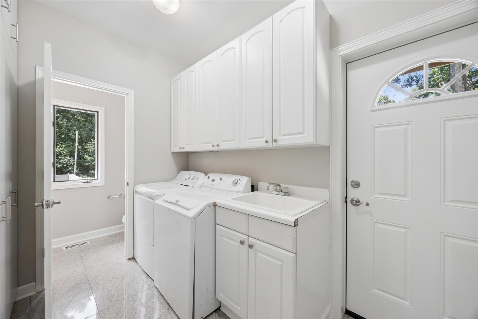 9336 Falling Waters Drive Property Photo 14