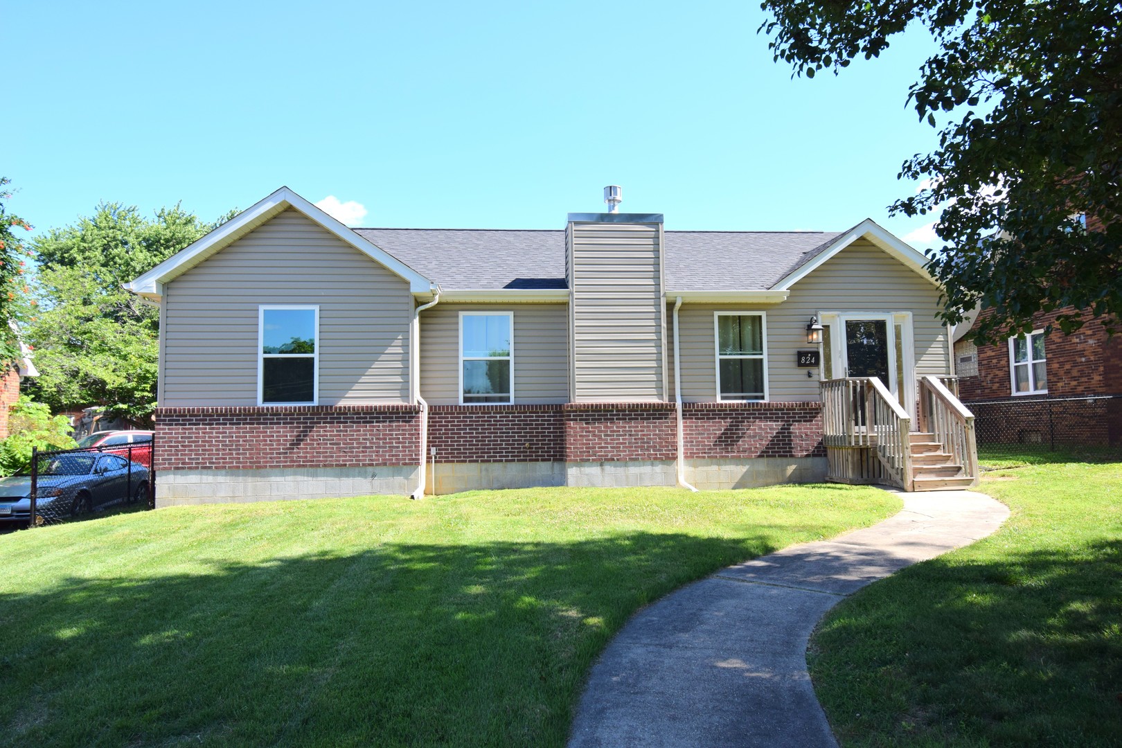 824 N Pace Avenue Property Photo 1