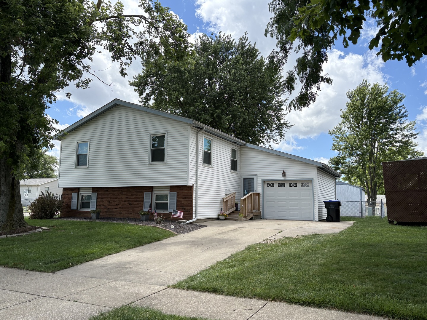 1402 N Hershey Road Property Photo 1