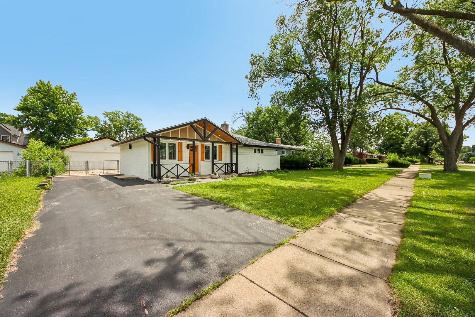 1425 N Wilke Road Property Photo 1