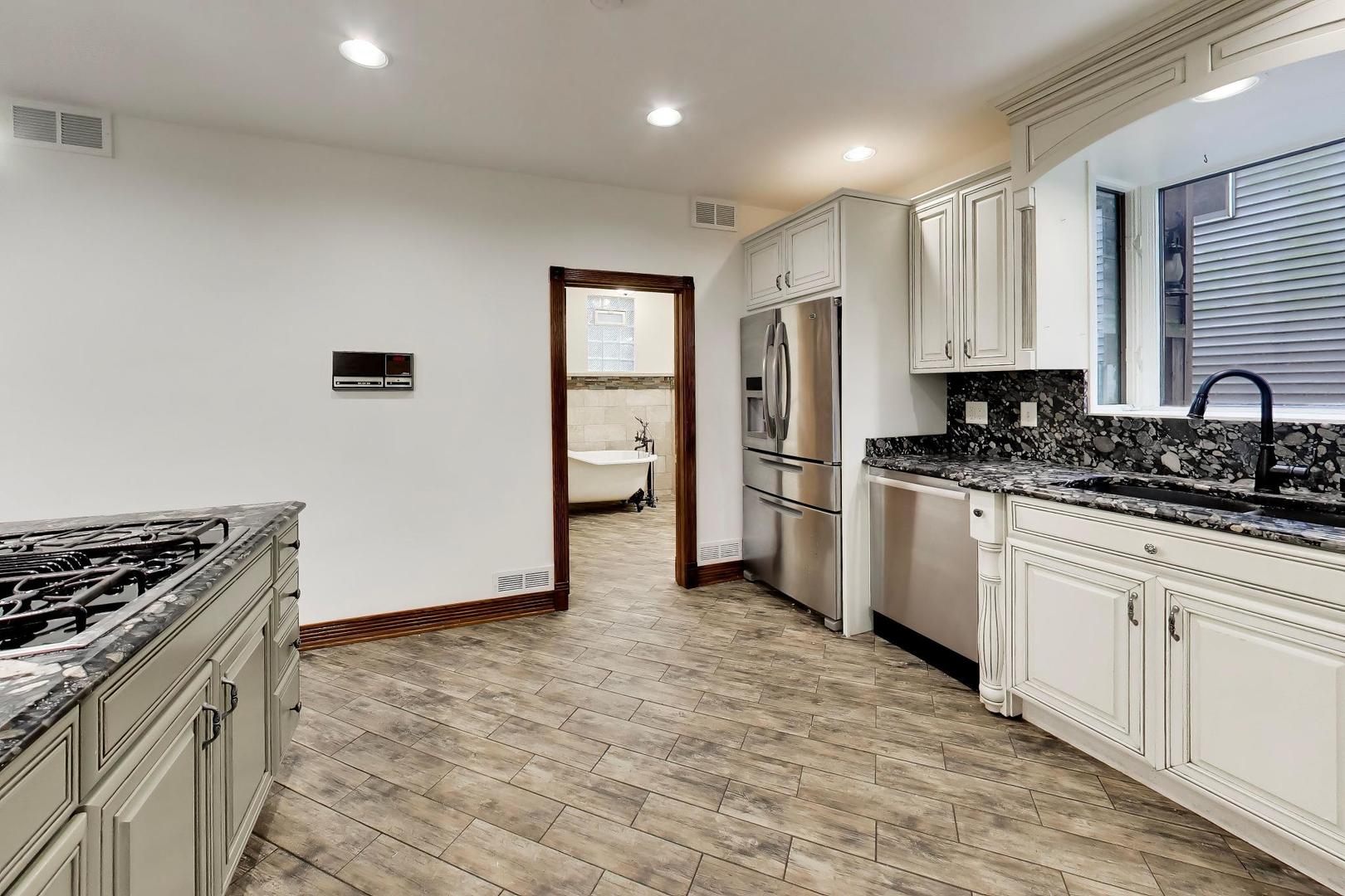 401 N River Road Property Photo 12