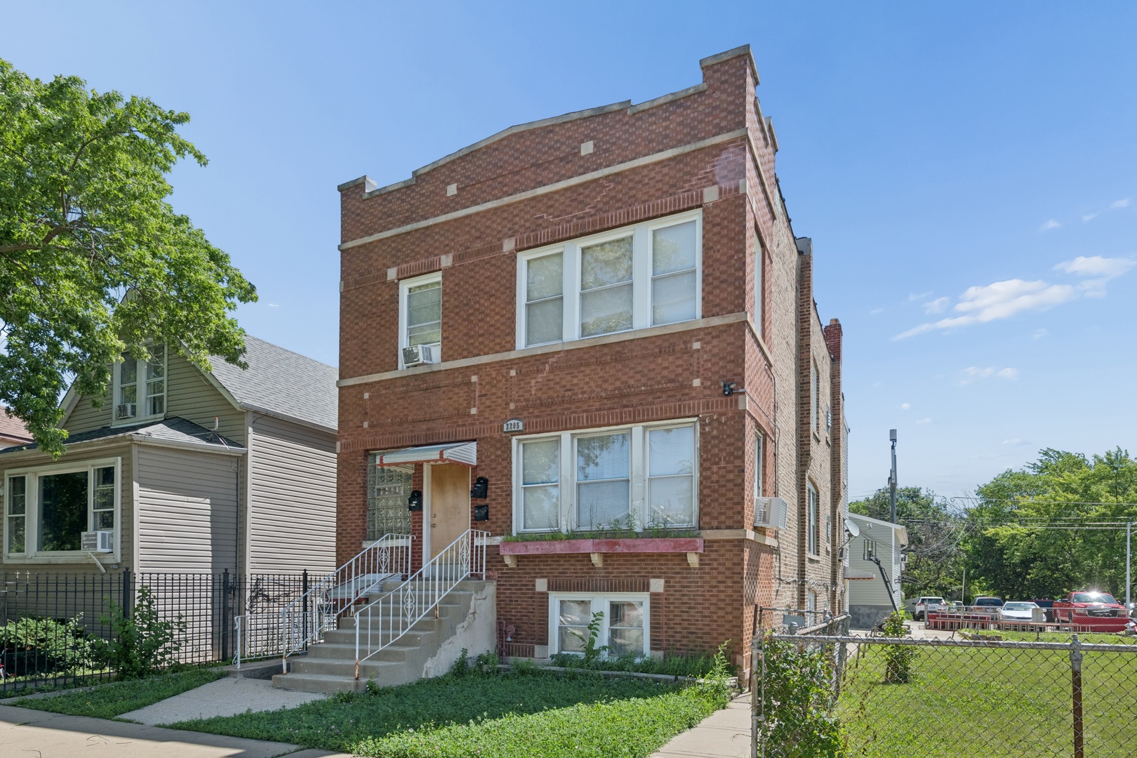 2205 N Melvina Avenue Property Photo 1