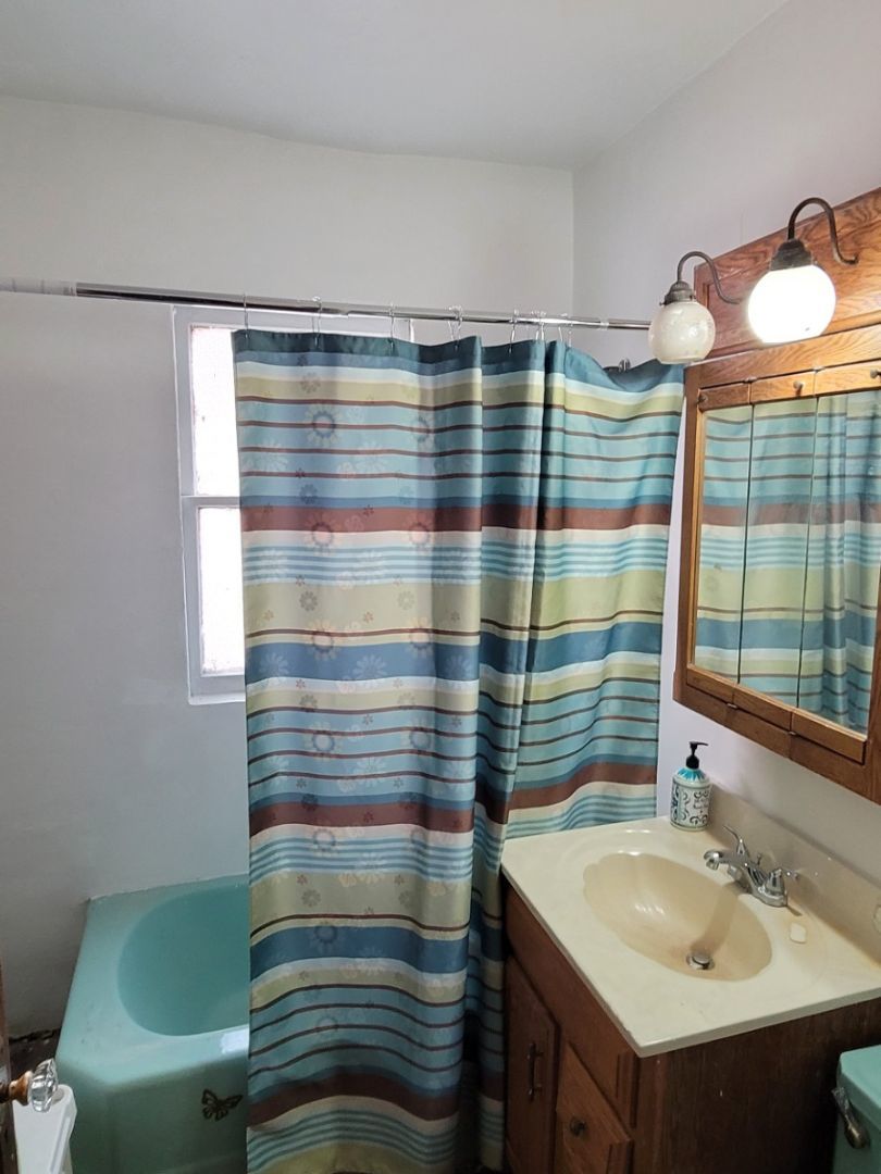 8014 S Perry Avenue Property Photo 9