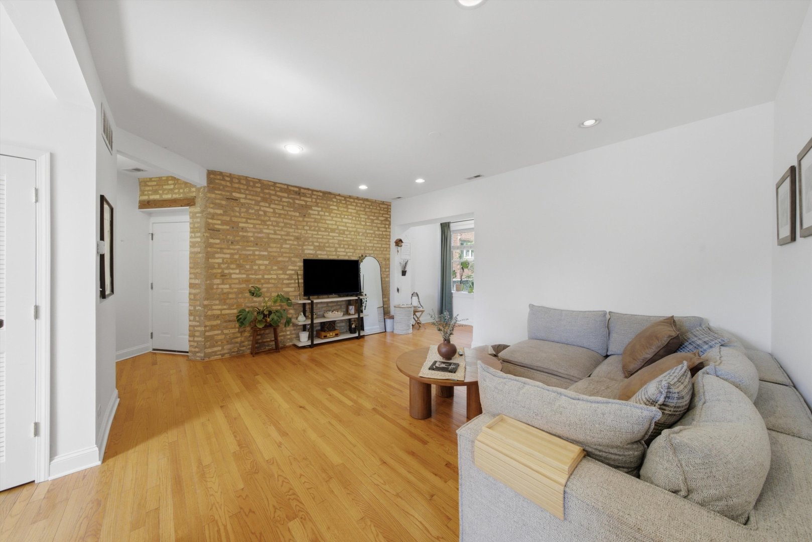 4444 N Beacon Street 2 Property Photo 7