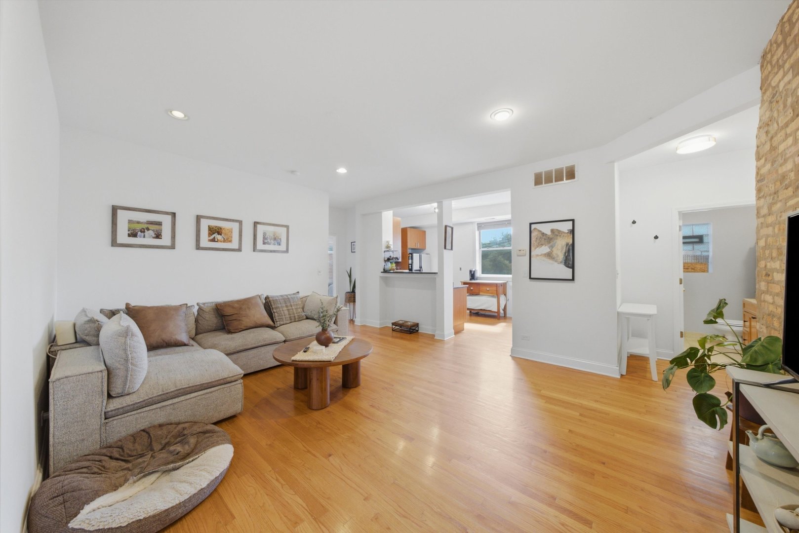 4444 N Beacon Street 2 Property Photo 8
