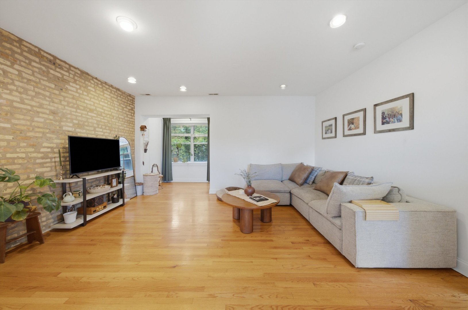 4444 N Beacon Street 2 Property Photo 9