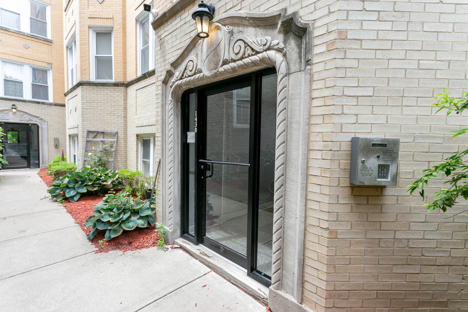 1430 N Maplewood Avenue 402 Property Photo 1