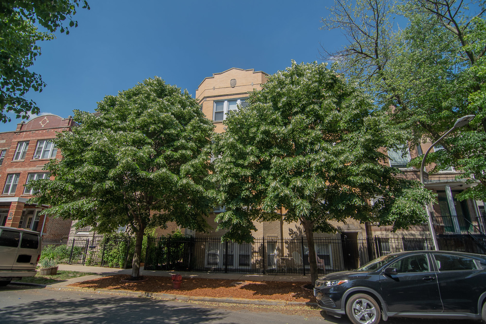 1430 N Maplewood Avenue 402 Property Photo 2