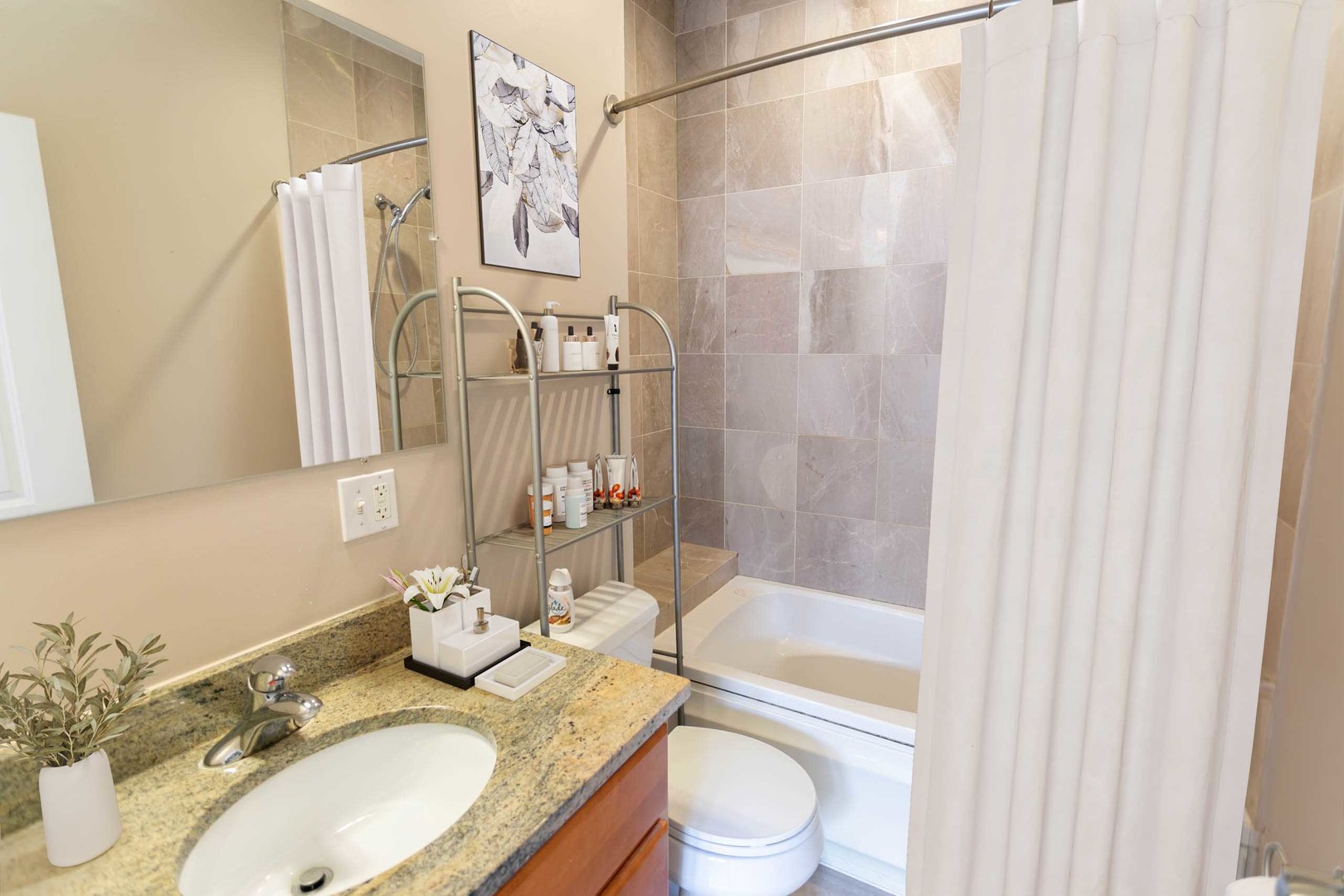 1430 N Maplewood Avenue 402 Property Photo 8