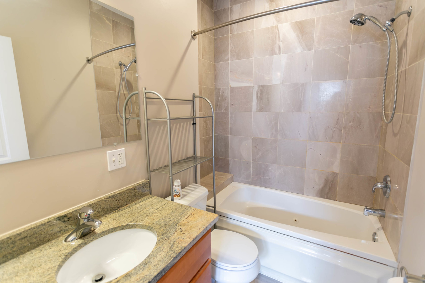 1430 N Maplewood Avenue 402 Property Photo 17