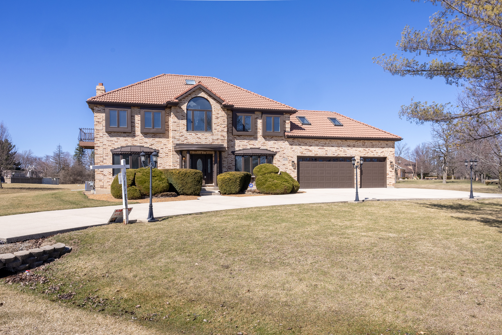 2658 E ROYAL RIDGE Drive Property Photo 1