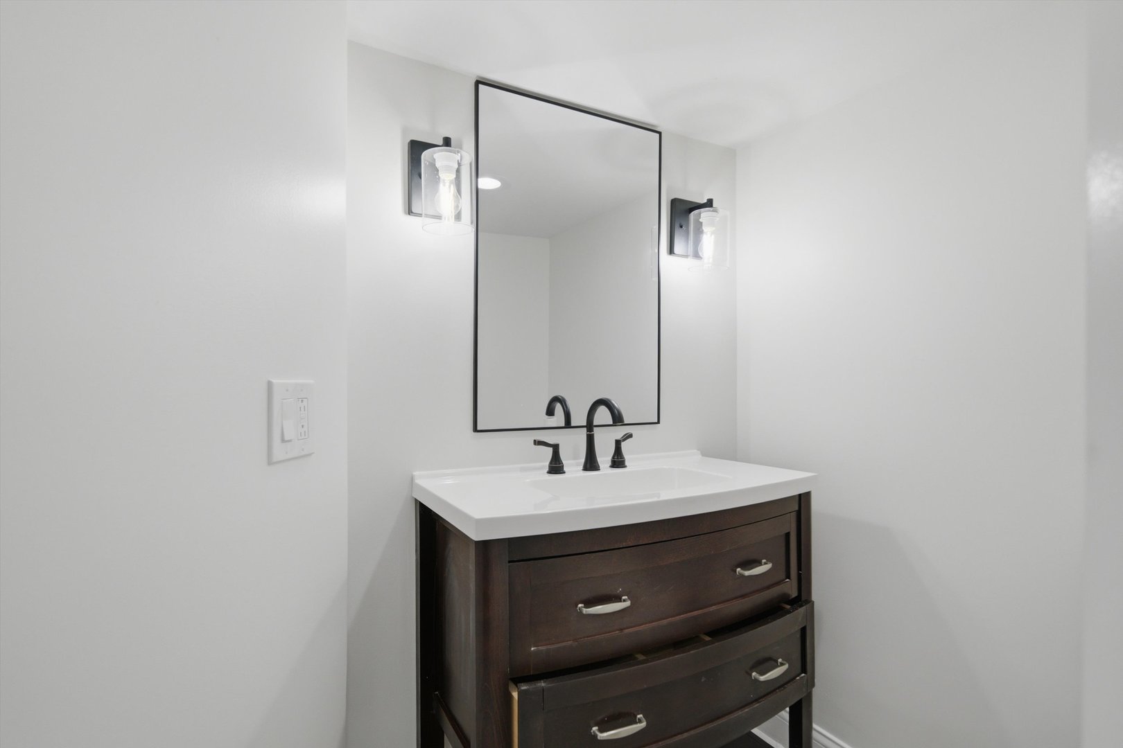 8611 S Aberdeen Street Property Photo 8
