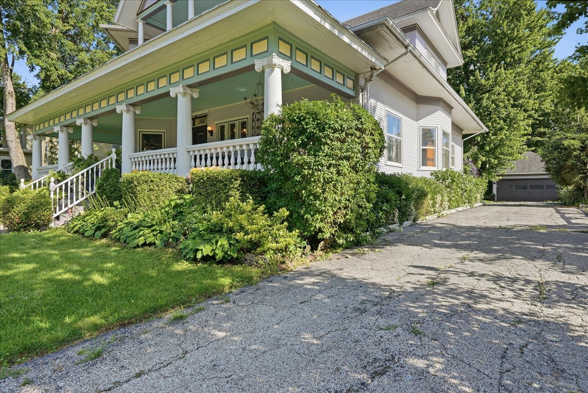 305 W Elm Street Property Photo 4
