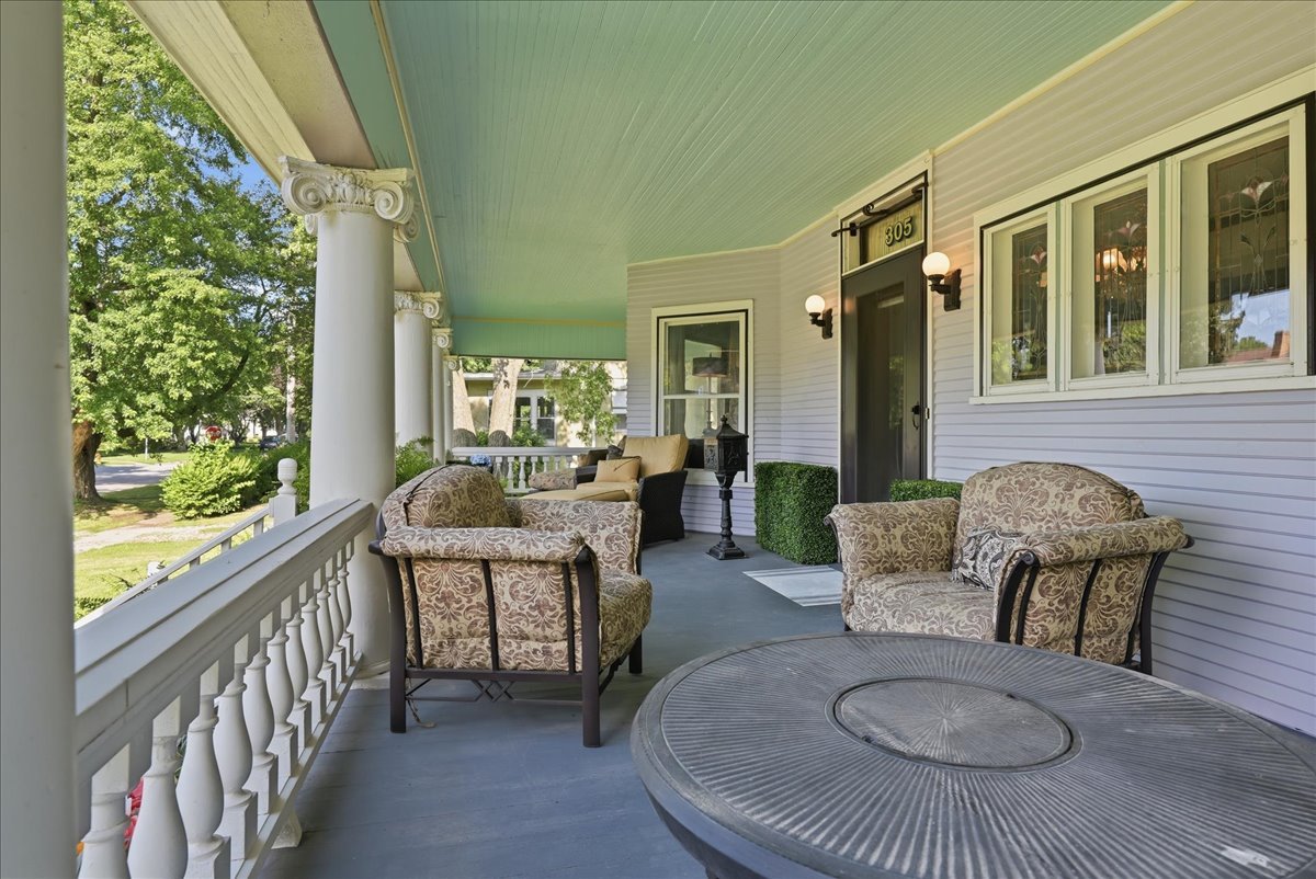 305 W Elm Street Property Photo 8