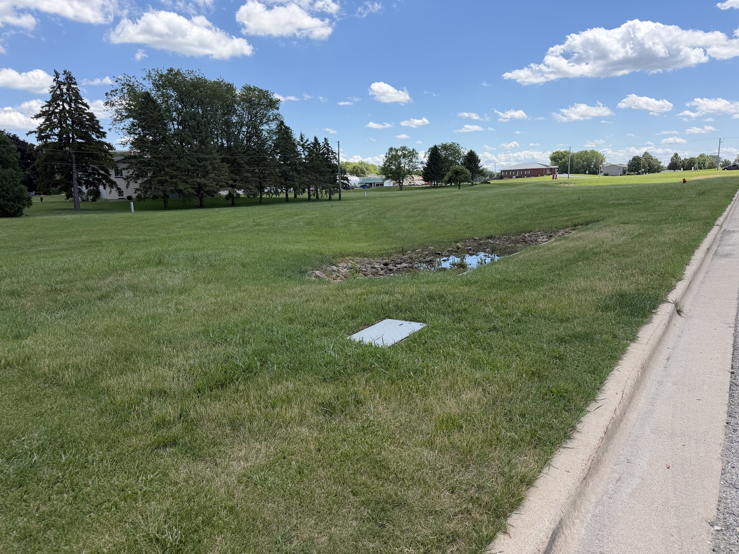 000 West Lawn Avenue Property Photo 3