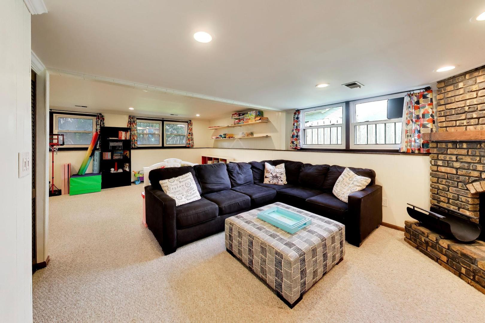 8 Charles Court Property Photo 31