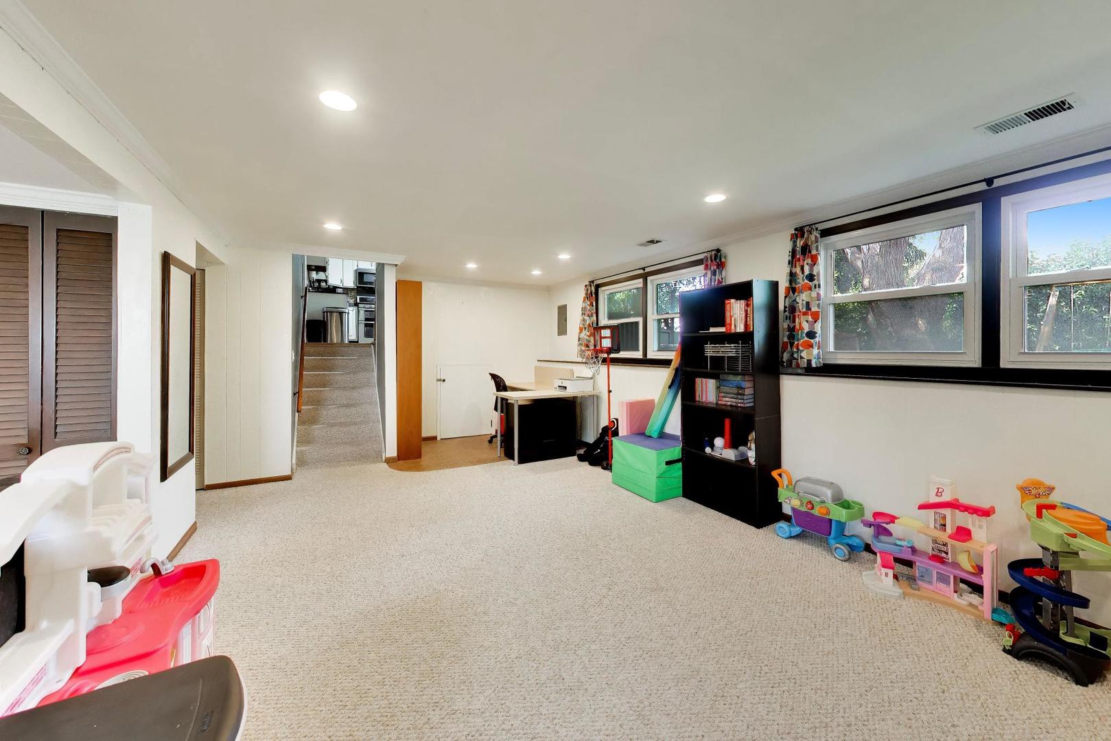 8 Charles Court Property Photo 33