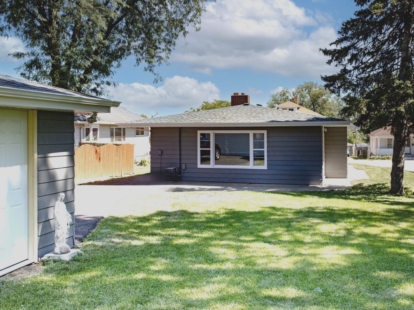 1911 N Hickory Street Property Photo 5