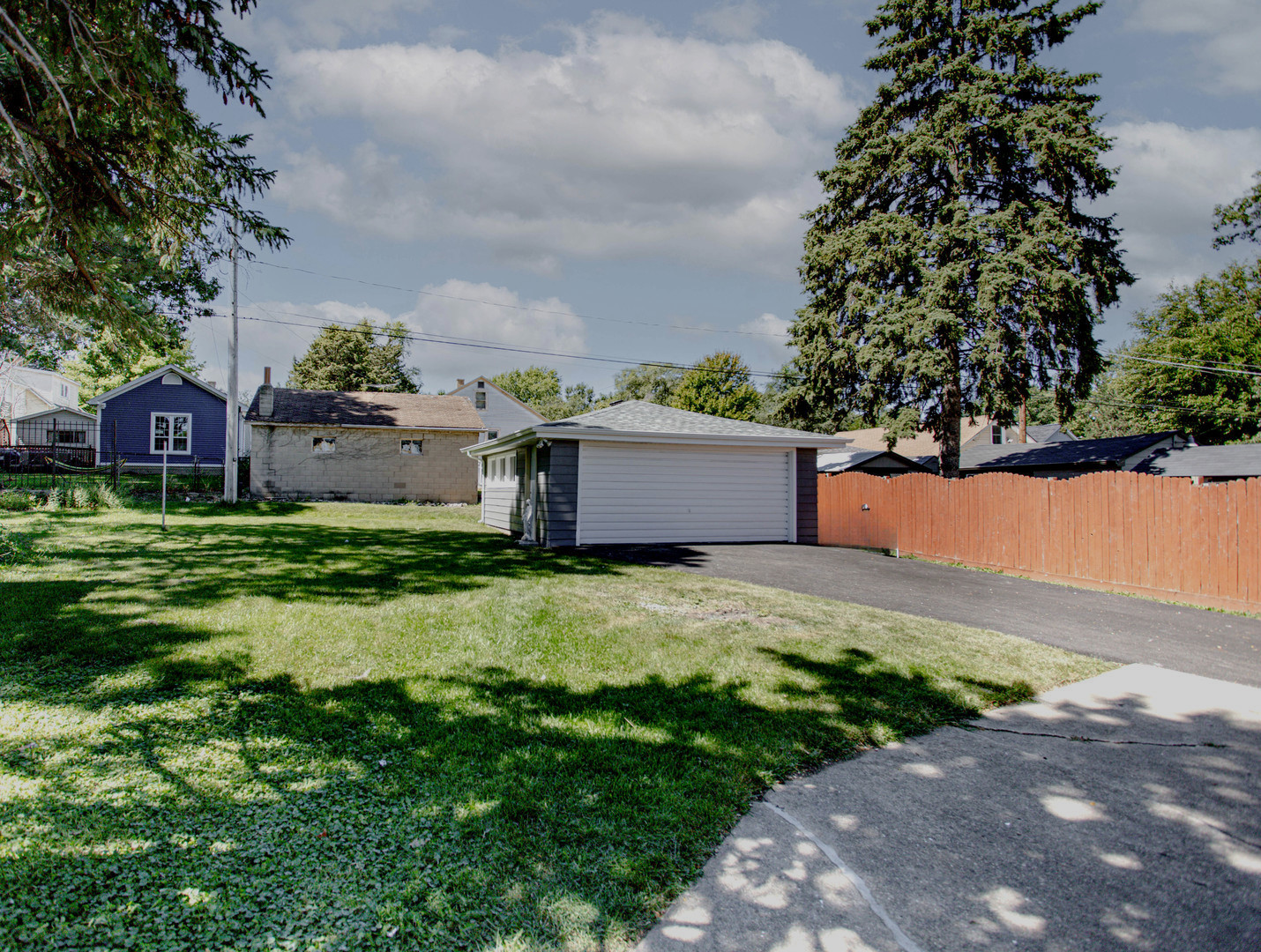 1911 N Hickory Street Property Photo 7